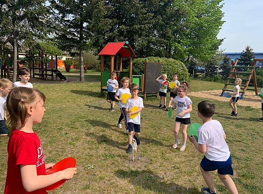 Gr. IV Ćwiczenia gimnastyczne na placu przedszkolnym