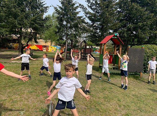 Gr. IV Ćwiczenia gimnastyczne na placu przedszkolnym