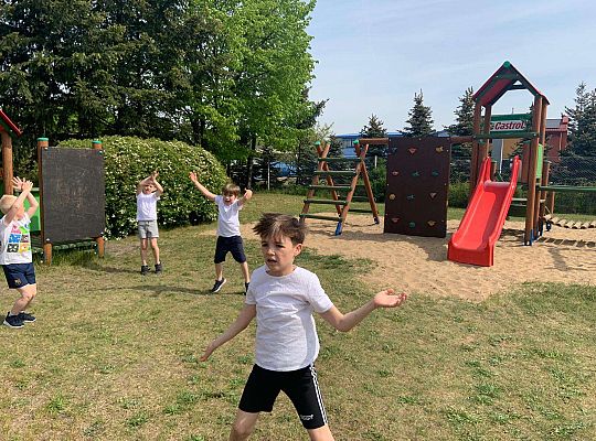 Gr. IV Ćwiczenia gimnastyczne na placu przedszkolnym