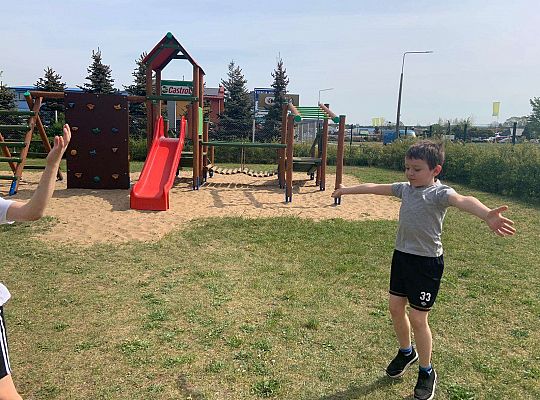 Gr. IV Ćwiczenia gimnastyczne na placu przedszkolnym