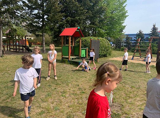 Gr. IV Ćwiczenia gimnastyczne na placu przedszkolnym