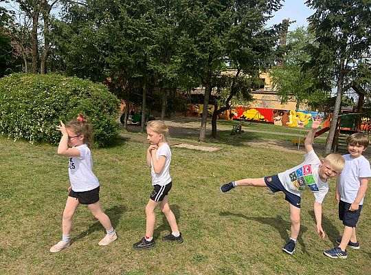 Gr. IV Ćwiczenia gimnastyczne na placu przedszkolnym