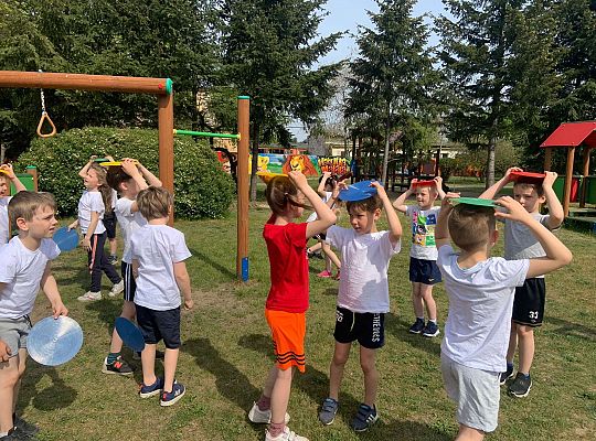 Gr. IV Ćwiczenia gimnastyczne na placu przedszkolnym