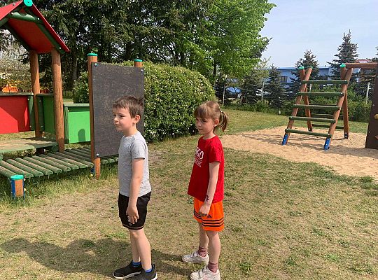 Gr. IV Ćwiczenia gimnastyczne na placu przedszkolnym