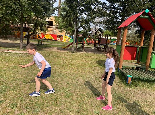 Gr. IV Ćwiczenia gimnastyczne na placu przedszkolnym