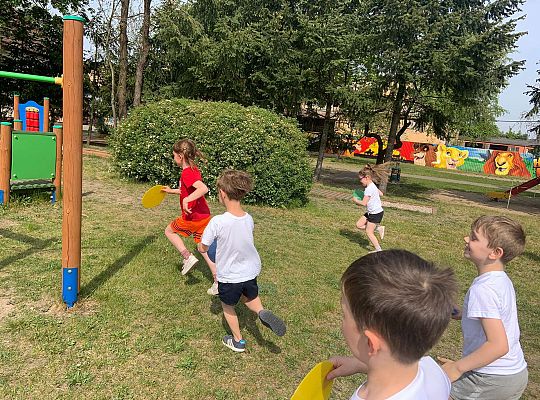 Gr. IV Ćwiczenia gimnastyczne na placu przedszkolnym