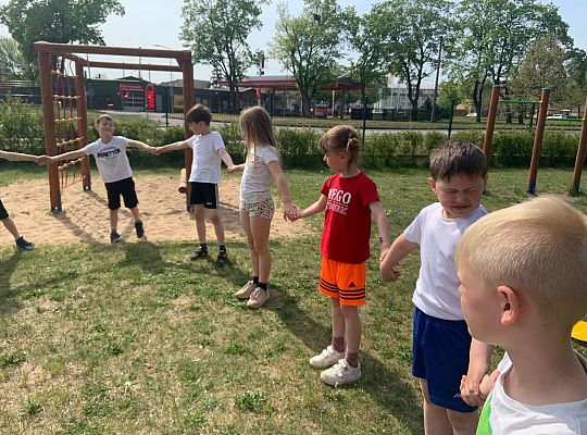Gr. IV Ćwiczenia gimnastyczne na placu przedszkolnym