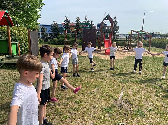 Gr. IV Ćwiczenia gimnastyczne na placu przedszkolnym