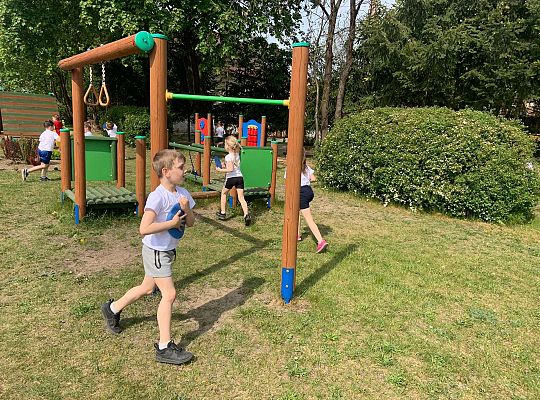 Gr. IV Ćwiczenia gimnastyczne na placu przedszkolnym