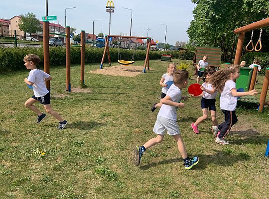 Gr. IV Ćwiczenia gimnastyczne na placu przedszkolnym