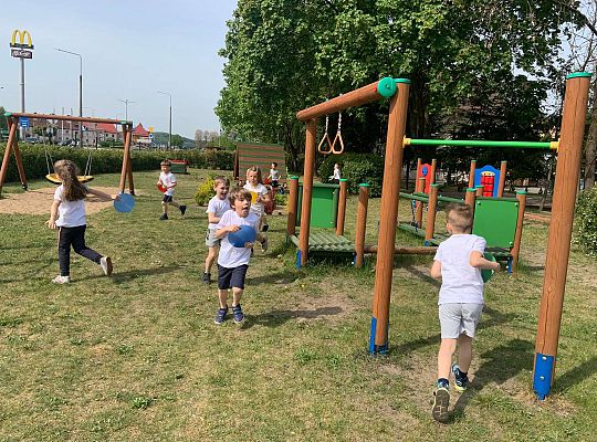 Gr. IV Ćwiczenia gimnastyczne na placu przedszkolnym