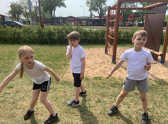 Gr. IV Ćwiczenia gimnastyczne na placu przedszkolnym