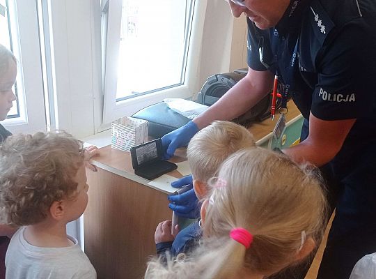 Gr. I i II Spotkanie z policjantem - tatą Zuzi i Zosi