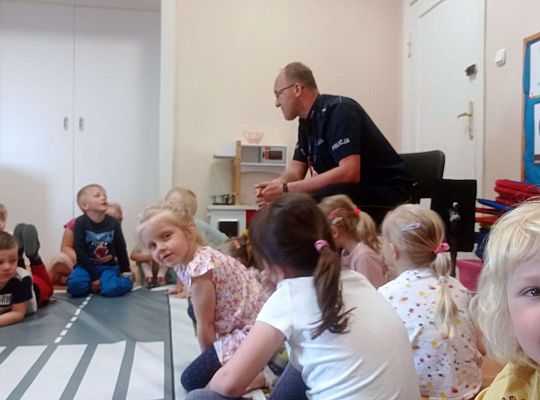 Gr. I i II Spotkanie z policjantem - tatą Zuzi i Zosi