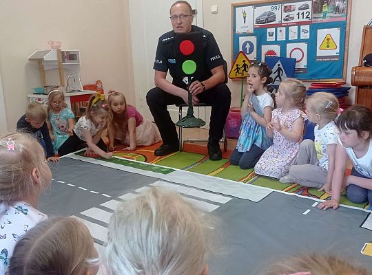 Gr. I i II Spotkanie z policjantem - tatą Zuzi i Zosi