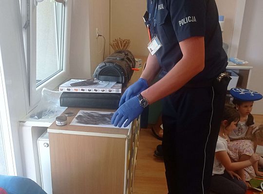 Gr. I i II Spotkanie z policjantem - tatą Zuzi i Zosi