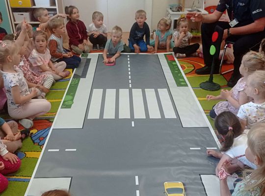 Gr. I i II Spotkanie z policjantem - tatą Zuzi i Zosi