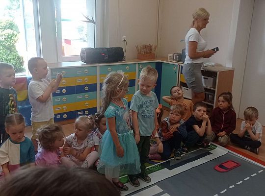 Gr. I i II Spotkanie z policjantem - tatą Zuzi i Zosi