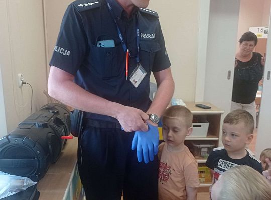 Gr. I i II Spotkanie z policjantem - tatą Zuzi i Zosi