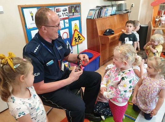 Gr. I i II Spotkanie z policjantem - tatą Zuzi i Zosi