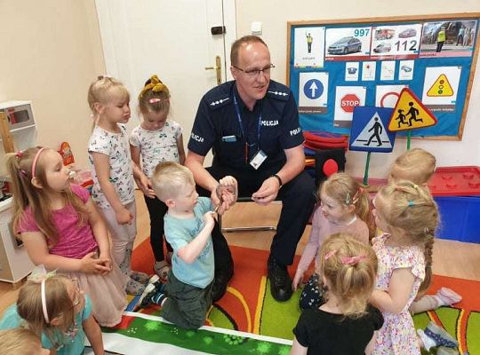 Gr. I i II Spotkanie z policjantem - tatą Zuzi i Zosi