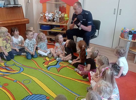 Gr. I i II Spotkanie z policjantem - tatą Zuzi i Zosi