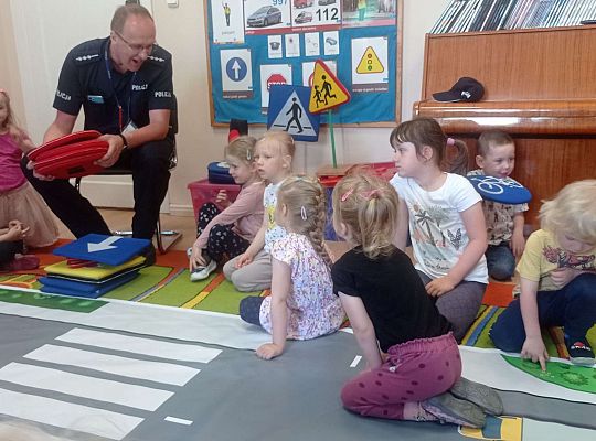 Gr. I i II Spotkanie z policjantem - tatą Zuzi i Zosi