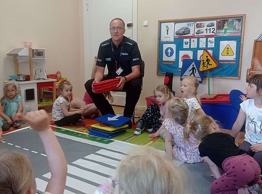 Gr. I i II Spotkanie z policjantem - tatą Zuzi i Zosi