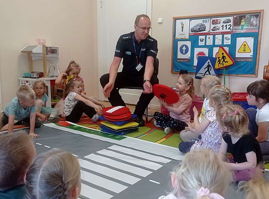 Gr. I i II Spotkanie z policjantem - tatą Zuzi i Zosi
