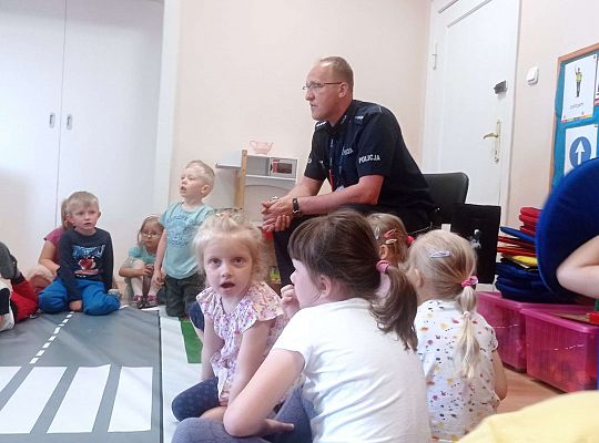 Gr. I i II Spotkanie z policjantem - tatą Zuzi i Zosi