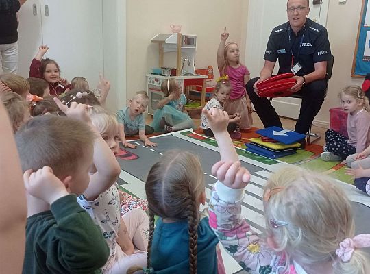 Gr. I i II Spotkanie z policjantem - tatą Zuzi i Zosi