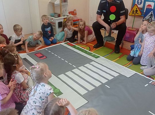 Gr. I i II Spotkanie z policjantem - tatą Zuzi i Zosi