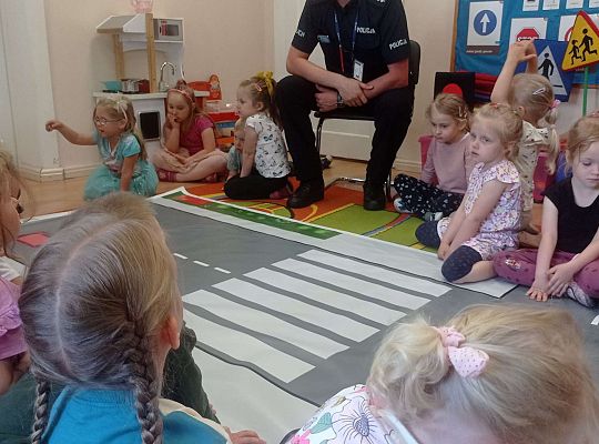 Gr. I i II Spotkanie z policjantem - tatą Zuzi i Zosi