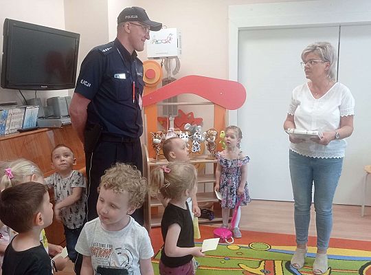 Gr. I i II Spotkanie z policjantem - tatą Zuzi i Zosi