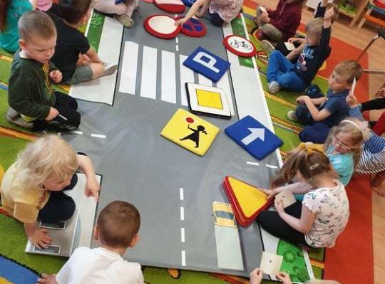 Gr. I i II Spotkanie z policjantem - tatą Zuzi i Zosi