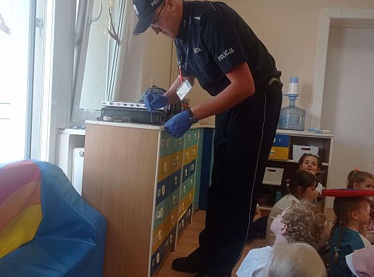 Gr. I i II Spotkanie z policjantem - tatą Zuzi i Zosi