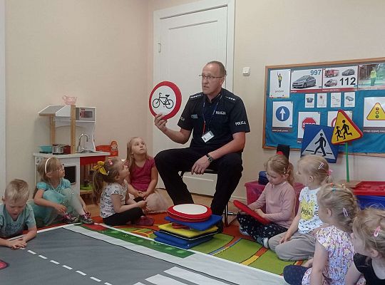 Gr. I i II Spotkanie z policjantem - tatą Zuzi i Zosi