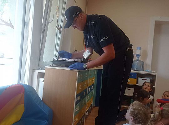 Gr. I i II Spotkanie z policjantem - tatą Zuzi i Zosi