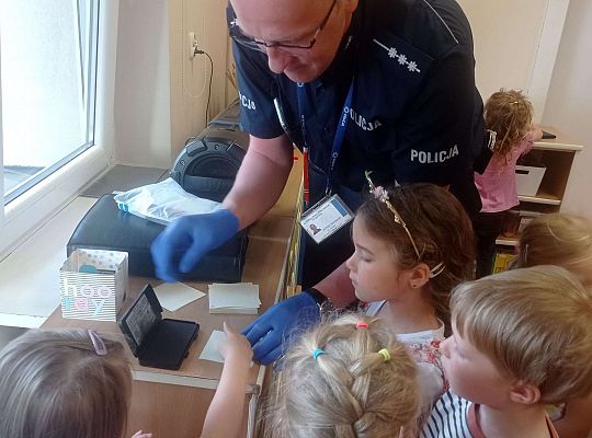 Gr. I i II Spotkanie z policjantem - tatą Zuzi i Zosi