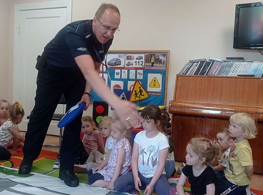 Gr. I i II Spotkanie z policjantem - tatą Zuzi i Zosi