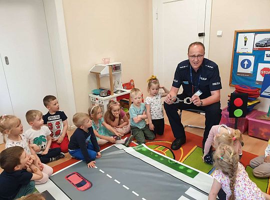 Gr. I i II Spotkanie z policjantem - tatą Zuzi i Zosi