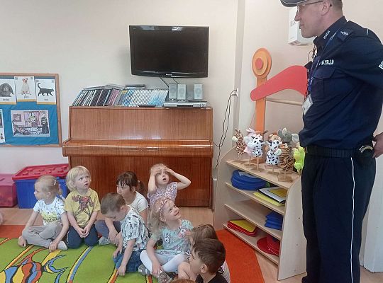 Gr. I i II Spotkanie z policjantem - tatą Zuzi i Zosi