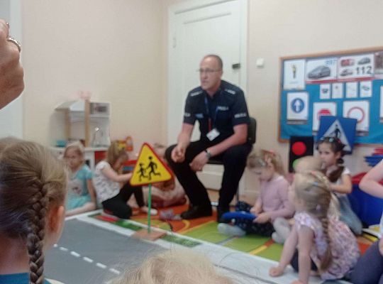 Gr. I i II Spotkanie z policjantem - tatą Zuzi i Zosi