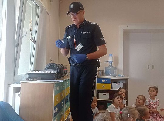 Gr. I i II Spotkanie z policjantem - tatą Zuzi i Zosi