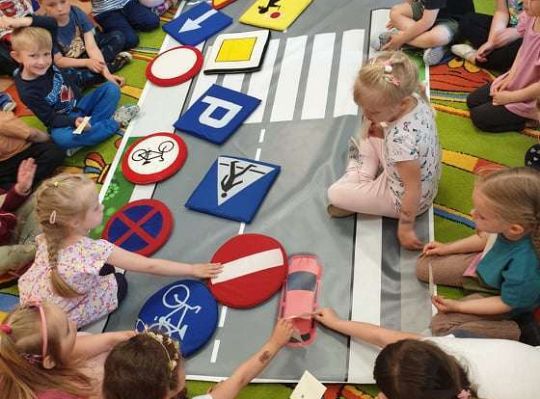 Gr. I i II Spotkanie z policjantem - tatą Zuzi i Zosi