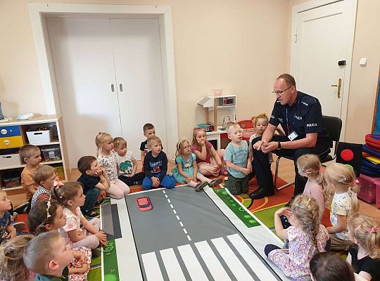 Gr. I i II Spotkanie z policjantem - tatą Zuzi i Zosi