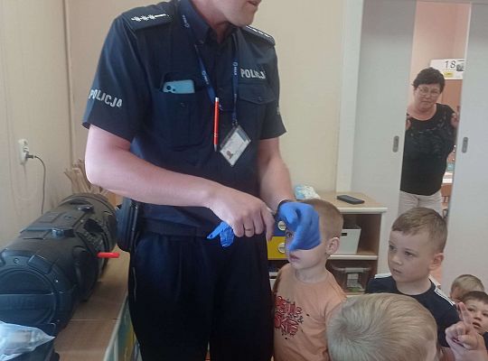 Gr. I i II Spotkanie z policjantem - tatą Zuzi i Zosi