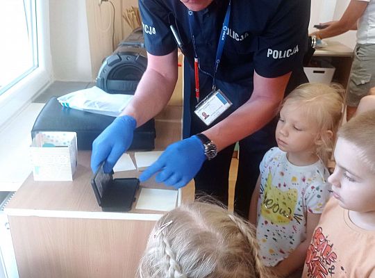 Gr. I i II Spotkanie z policjantem - tatą Zuzi i Zosi