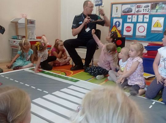 Gr. I i II Spotkanie z policjantem - tatą Zuzi i Zosi