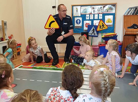 Gr. I i II Spotkanie z policjantem - tatą Zuzi i Zosi